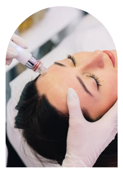 Aqua Pure : Traitement du visage complet, qui combine nettoyage en profondeur, hydratation intense et stimulation anti-âge. Grâce à une technologie de pointe, il associe extraction des impuretés, infusion d’actifs et stimulation par micro courant, pour purifier, lisser, lifter et revitaliser la peau.